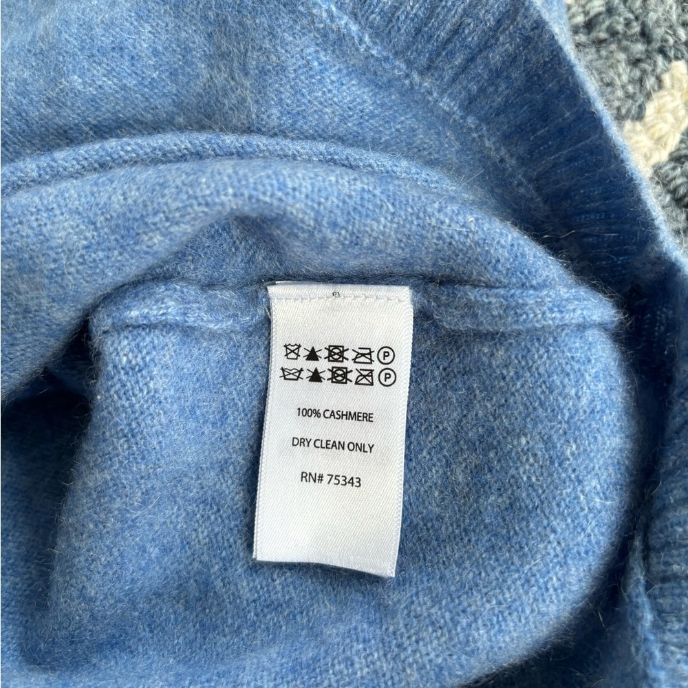 Max Studio cashmere turtle neck sweater - Picture 2 of 3